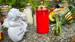Kerzen, ein Engel aus Marmor und Blumen erinnern in Immenstadt an den verstorbenen Obdachlosen | Bild:BR/Katharina Reichart