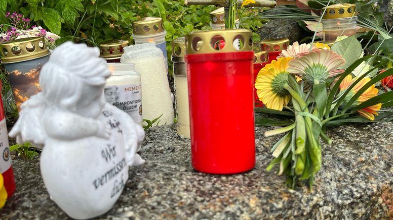 Kerzen, ein Engel aus Marmor und Blumen erinnern in Immenstadt an den verstorbenen Obdachlosen | Bild:BR/Katharina Reichart