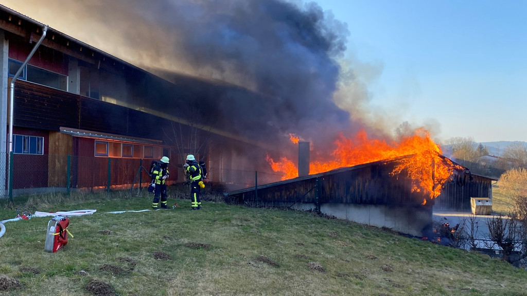 Die Feuerwehr ist im Einsatz beim Brand eines Recyclinghofes in Bad Kötzting.