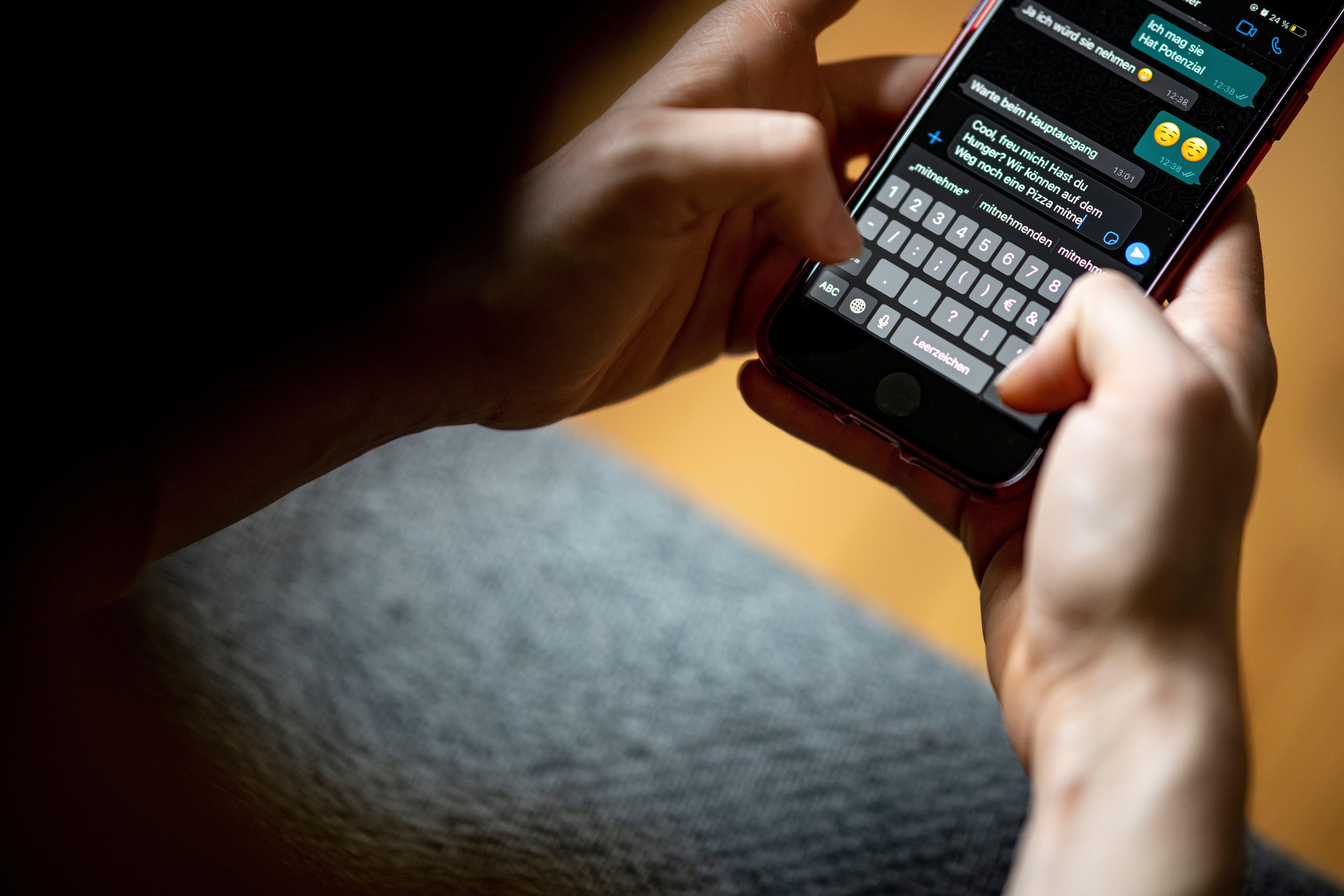 Bisher mussten neue Mitglieder in WhatsApp-Gruppen oft aufwändig per Screenshot und Zusammenfassungs-Texten upgedatet werden.