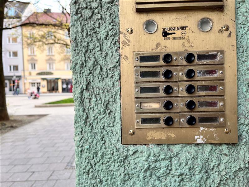 Klingel mit zehn Schildern an einem Hauseingang. Nur bei einer einzigen Wohnung steht noch eine Name.