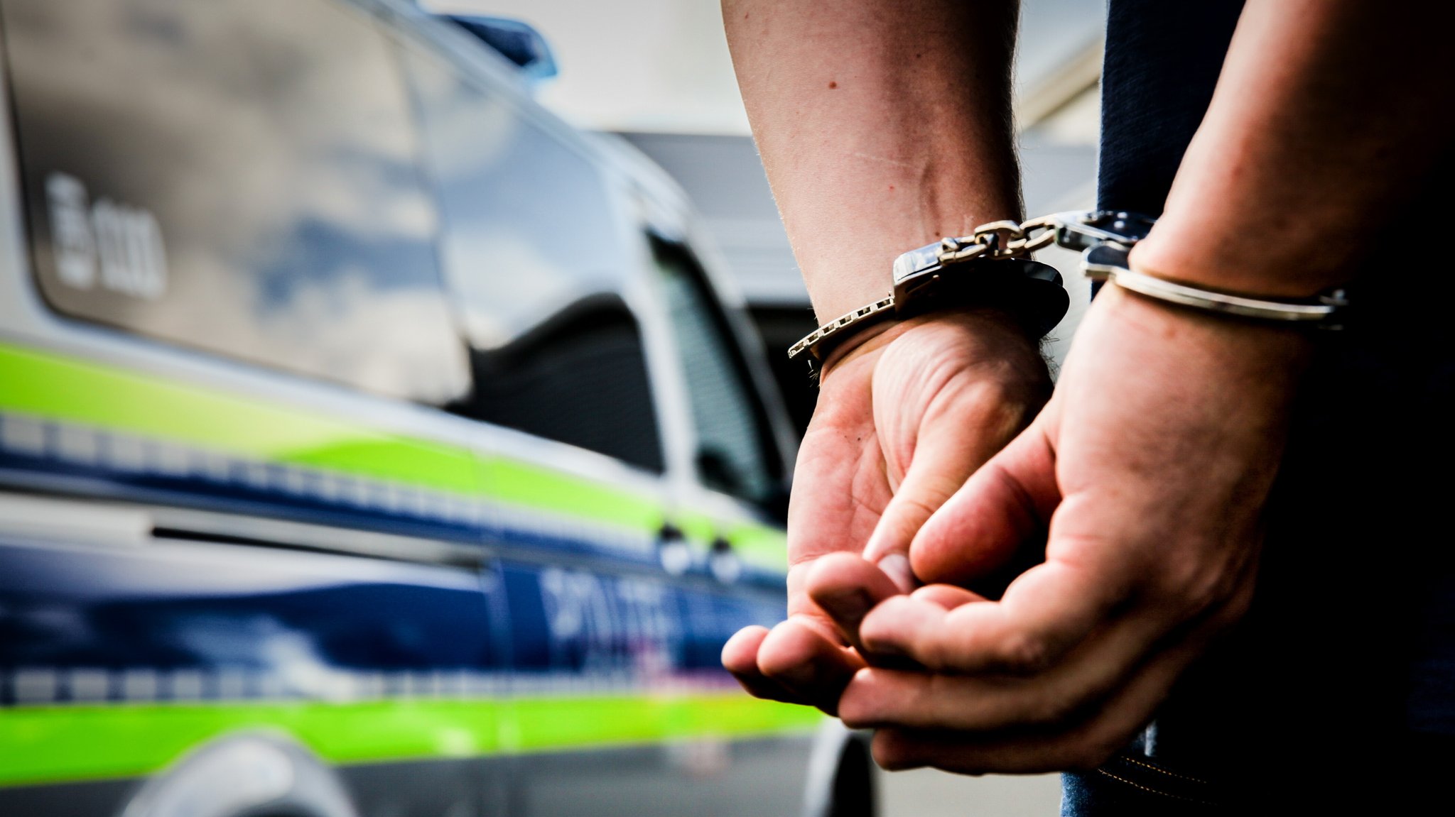 Symbolbild zu Polizeieinsatz und Strafverfolgung: Ein Mann wird mit Handschellen von der Polizei festgenommen. | Bild: picture alliance / Fotostand | Fotostand / K. Schmitt Symbolbild zu Polizeieinsatz und Strafverfolgung: Ein Mann wird mit Handschellen von der Polizei festgenommen.