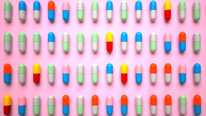 Gerade angeordnet einzelne Tabletten in unterschiedlichen Farben auf rosa Untergrund in vier Reihen. Geht es nach der Werbung, benötigen wir alle zusätzliche Vitamine und Mineralstoffe für unsere Gesundheit. Aber stimmt das? | Bild: picture alliance / Zoonar | Alexander Limbach Gerade angeordnet einzelne Tabletten in unterschiedlichen Farben auf rosa Untergrund in vier Reihen. Geht es nach der Werbung, benötigen wir alle zusätzliche Vitamine und Mineralstoffe für unsere Gesundheit. Aber stimmt das?