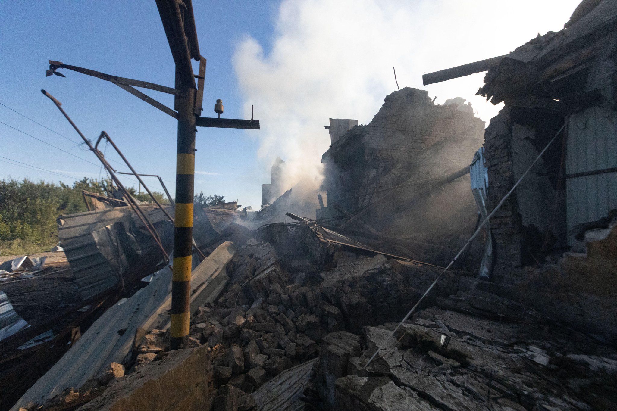 KRAMATORSK, UKRAINE - AUGUST 13: A view of smoke rising from a fire at destroyed warehouses following a Russian airstrike in Kramatorsk, Ukraine | Bild: picture alliance / Anadolu | Francisco Richart KRAMATORSK, UKRAINE - AUGUST 13: A view of smoke rising from a fire at destroyed warehouses following a Russian airstrike in Kramatorsk, Ukraine