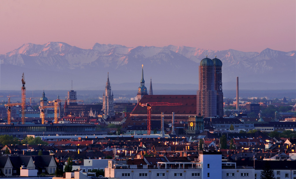 Stadtansicht München: Die Berge sind im Hintergrund deutlich zu erkennen