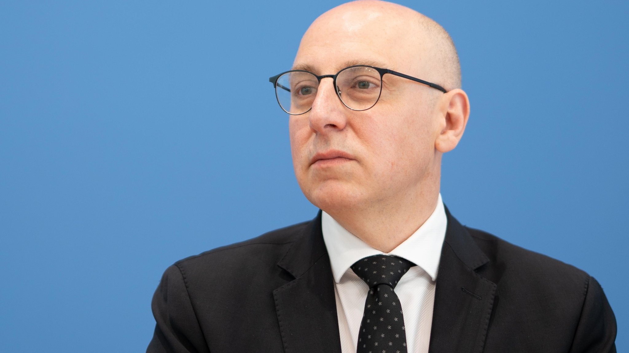 Sinan Selen, damals Vizepräsident des Bundesamts für Verfassungsschutz, am 10.6.25 in Berlin | Bild: pa/Chris Emil Janßen/Chris Emil Janssen Sinan Selen, damals Vizepräsident des Bundesamts für Verfassungsschutz, am 10.6.25 in Berlin