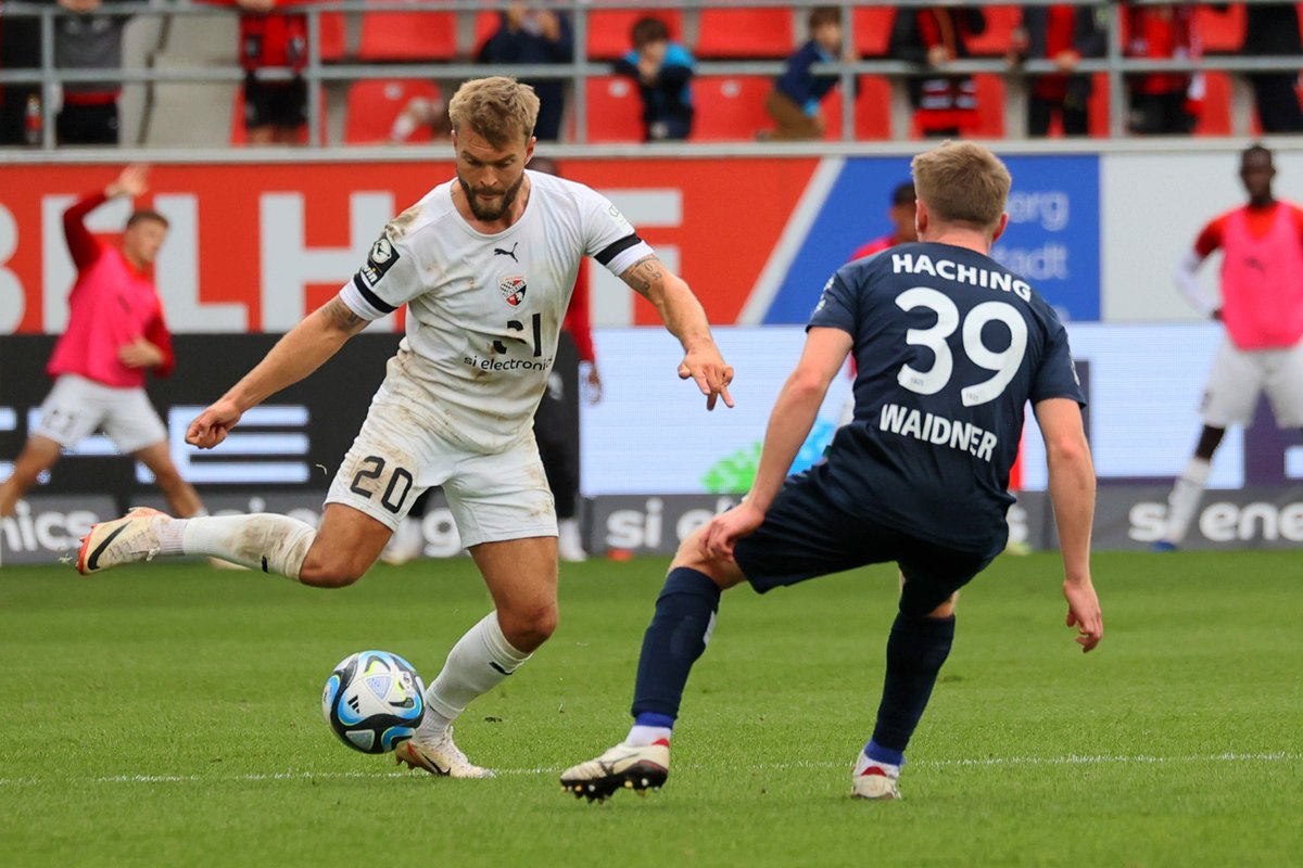 FC Ingolstadt 04 vs. SpVgg Unterhaching: Yannick Deichmann (FC Ingolstadt 04) und Dennis Waidner 