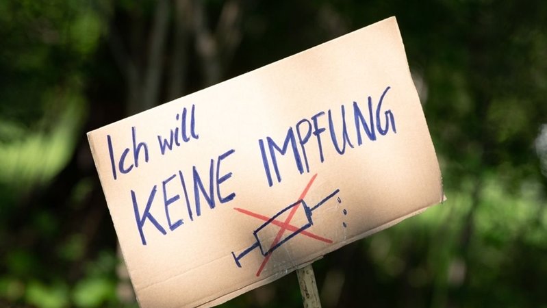 Ein Schild mit der Aufschrift "Ich will keine Impfung" steht am Rande einer Kundgebung von Anhängern von Verschwörungstheorien zur Corona-Krise.