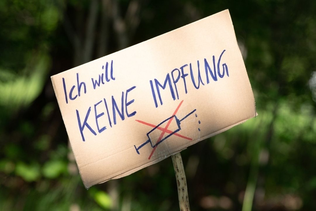 Ein Schild mit der Aufschrift "Ich will keine Impfung" steht am Rande einer Kundgebung von Anhängern von Verschwörungstheorien zur Corona-Krise.