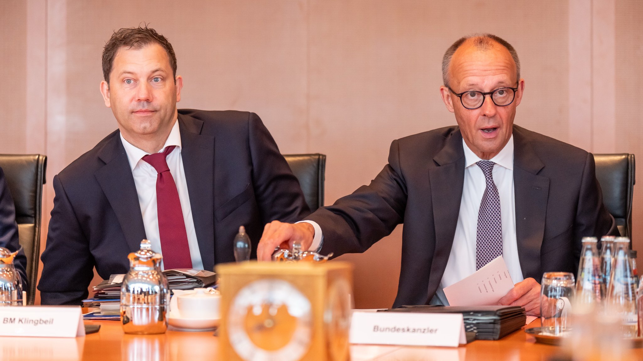 Bundeskanzler Merz (CDU, r) sitzt neben Klingbeil (SPD), Bundesminister der Finanzen, zu Beginn der Sitzung des Bundeskabinetts im Kanzleramt. | Bild: picture alliance/dpa | Michael Kappeler Bundeskanzler Merz (CDU, r) sitzt neben Klingbeil (SPD), Bundesminister der Finanzen, zu Beginn der Sitzung des Bundeskabinetts im Kanzleramt.