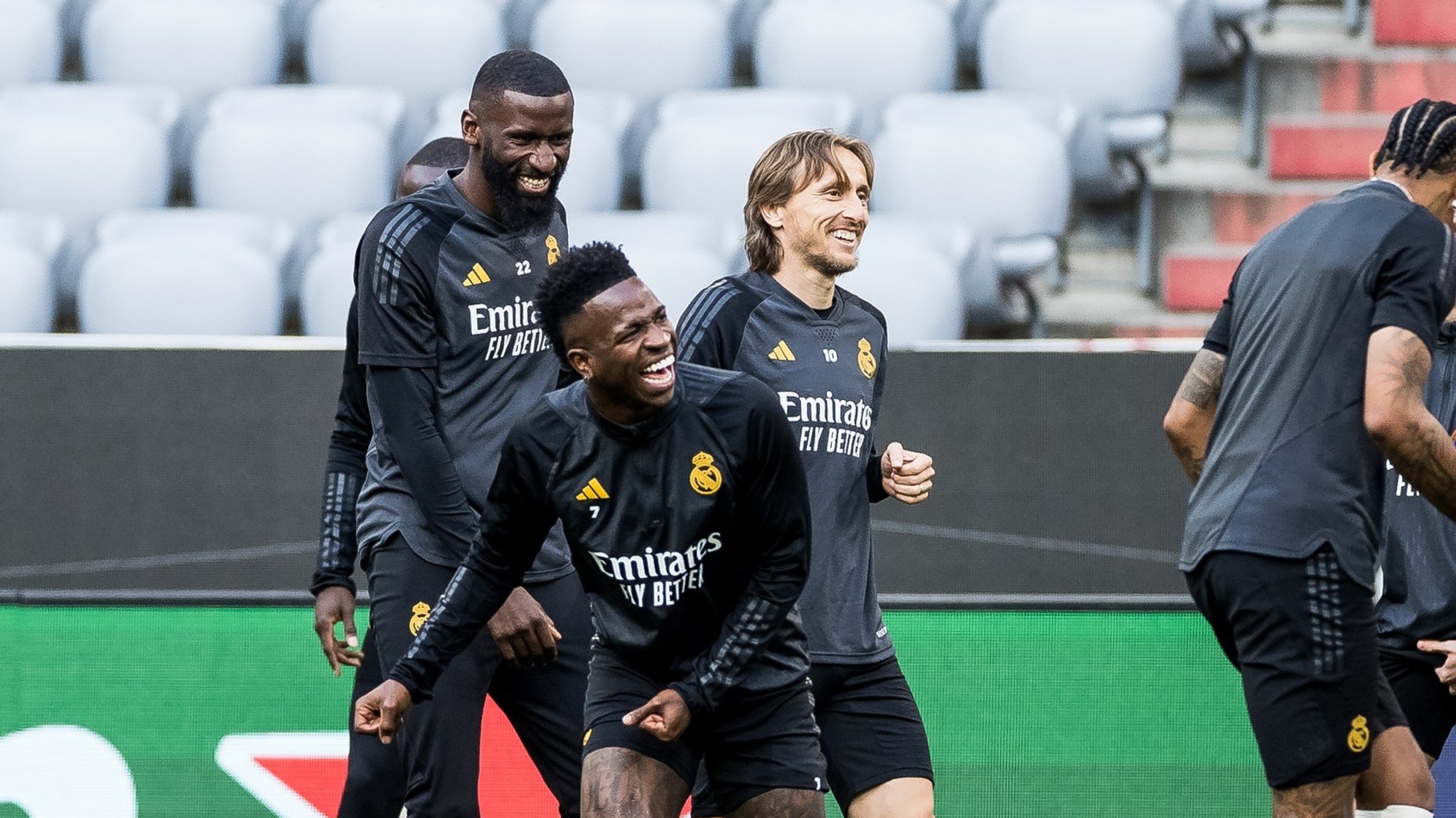 Antonio Rüdiger (links) und Vinicius jr.