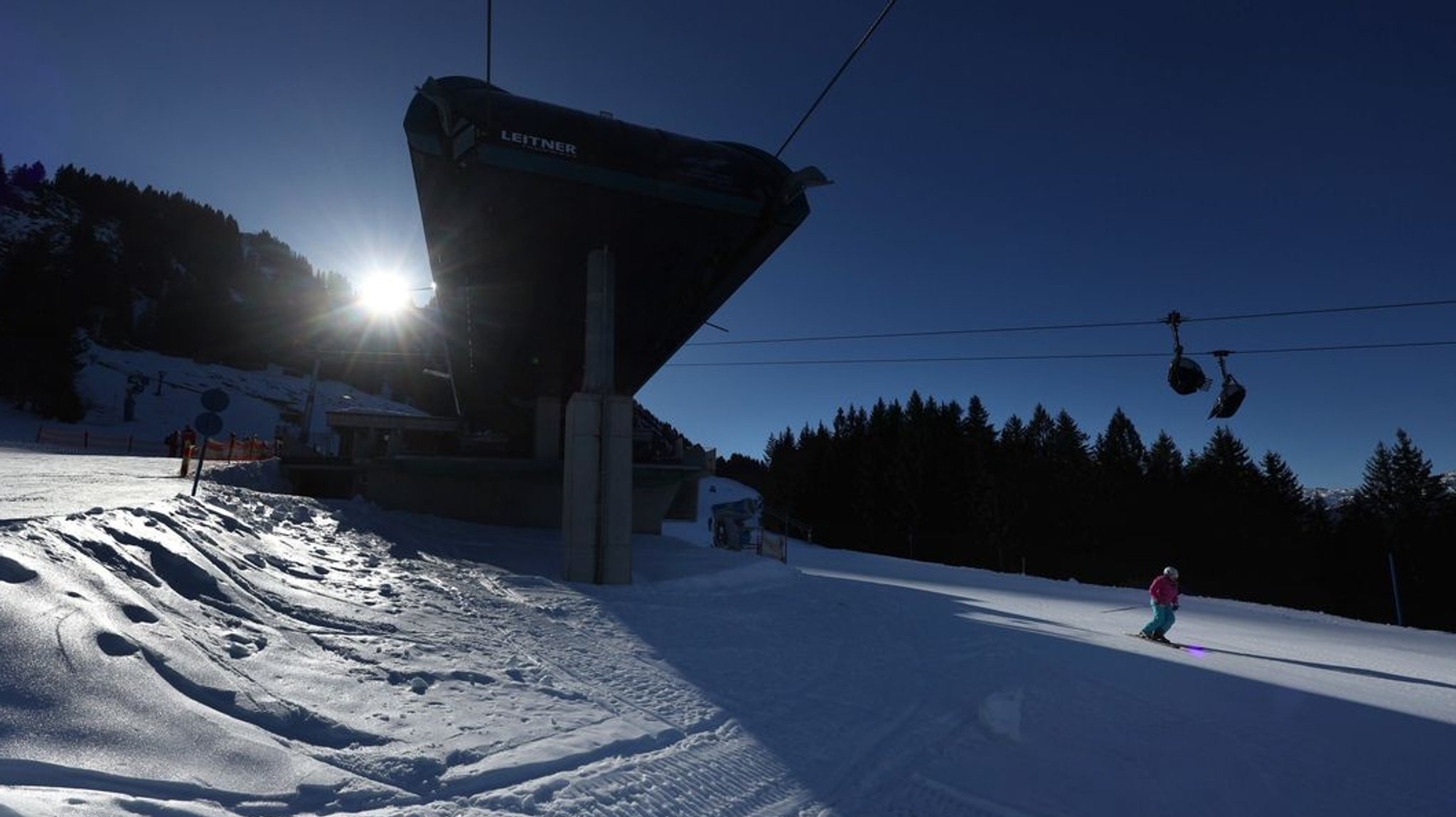 25.11.2024: Ein Skifahrer fährt auf der Piste am Söllereck bei Oberstdorf im Sonnenschein.