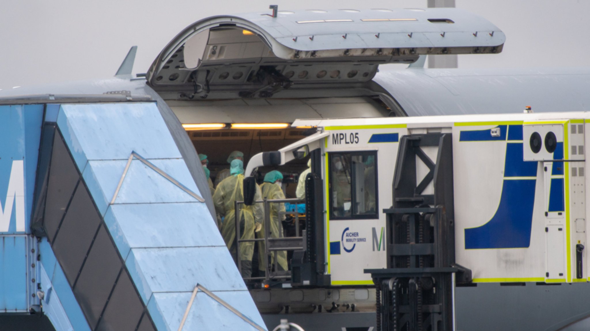 Ein Corona-Hilfsflug der Luftwaffe steht im Cargo-Bereich des Flughafen München. Am Nachmittag soll der Bundeswehr-Transport, im des Rahmen Kleeblatt-Konzepts, Covid-19-Patienten zum Flughafen nach Hamburg fliegen. 