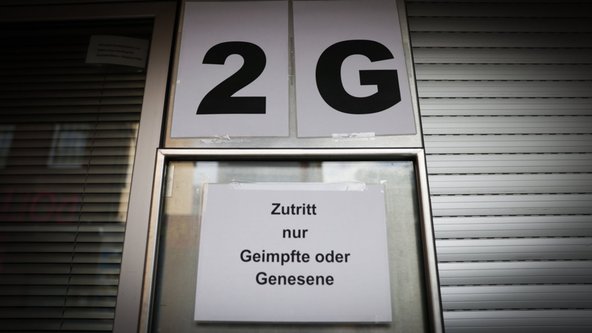 Ein Schild am Eingang einer Bar mit der Aufschrift "2G - Zutritt nur Geimpfte oder Genesene"