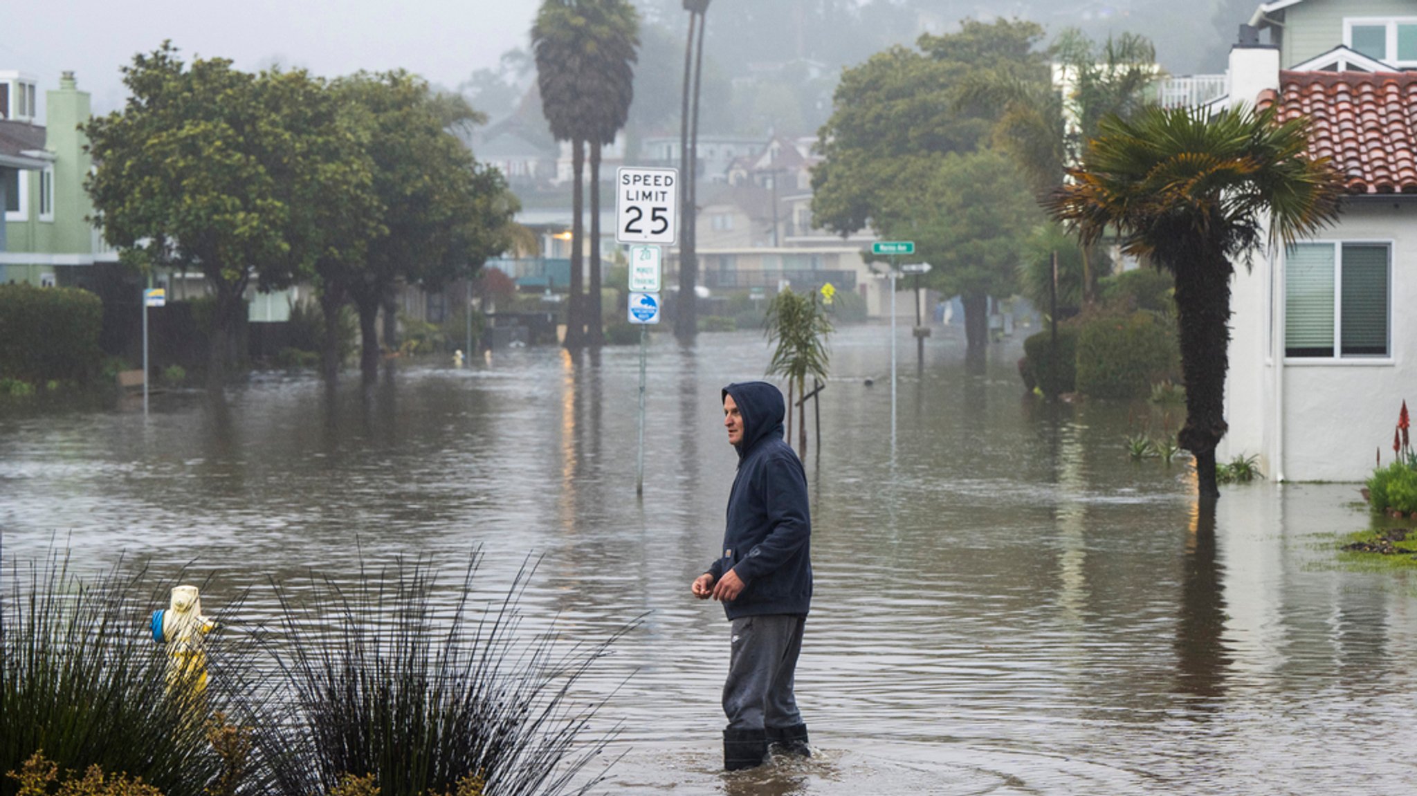 Der bevölkerungsreichste US-Bundesstaat Kalifornien wird seit Tagen von schweren Regenfällen heimgesucht. Vor allem im Norden, nahe San Francisco, kommt es zu Überschwemmungen und Erdrutschen. Mindestens 14 Menschen starben bisher.