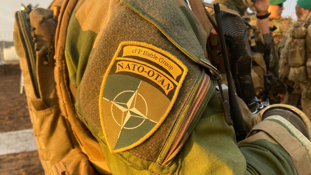 Ein Soldat trägt das Abzeichen der Nato-Mission EFP am Arm. Im Rahmen der Mission wurden NATO-Kampftruppen in die baltischen Staaten (Estland, Litauen, Lettland) sowie nach Polen verlegt. Sie sollen mit den Armeen der NATO-Partner üben und deren Soldaten ausbilden. 