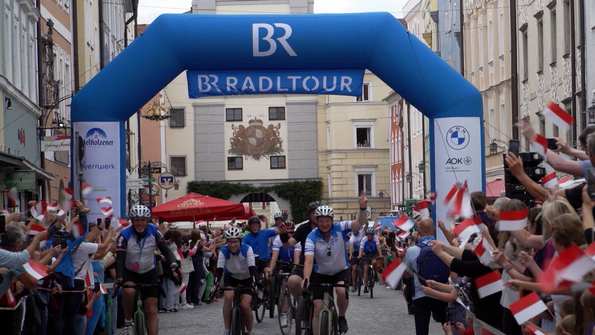 "Tagsüber radeln -- abends feiern": Das bewährte Motto der BR-Radltour ist auch 2024 gesetzt. Zum 75. Geburtstag des BR gibt es eine ganz besondere Strecke: quer durch alle bayerischen Regierungsbezirke. Am Wochenende wurde sie vorgestellt.