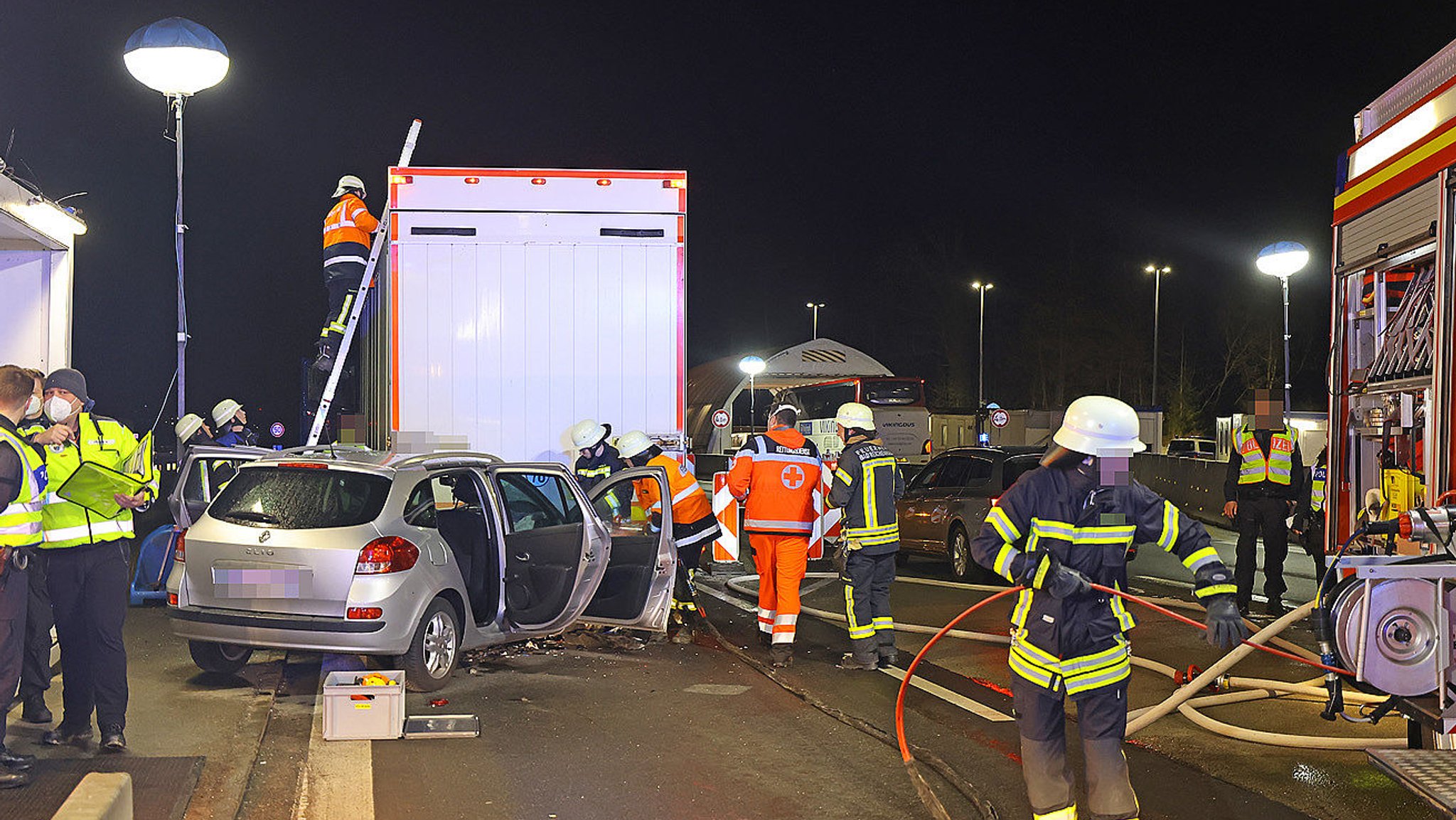 Rettungskräfte und Feuerwehr an der Unfallstelle