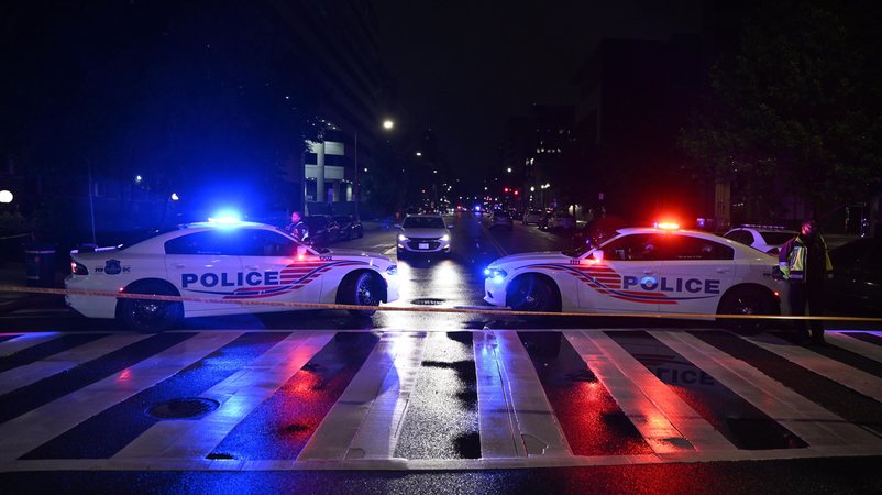 22.05.2025, USA, Washington: Die Strafverfolgungsbehörden arbeiten am Tatort, nachdem zwei Mitarbeiter der israelischen Botschaft in Washington vor dem Capital Jewish Museum getötet wurden. | Bild: picture alliance / Anadolu | Celal Gunes 22.05.2025, USA, Washington: Die Strafverfolgungsbehörden arbeiten am Tatort, nachdem zwei Mitarbeiter der israelischen Botschaft in Washington vor dem Capital Jewish Museum getötet wurden.