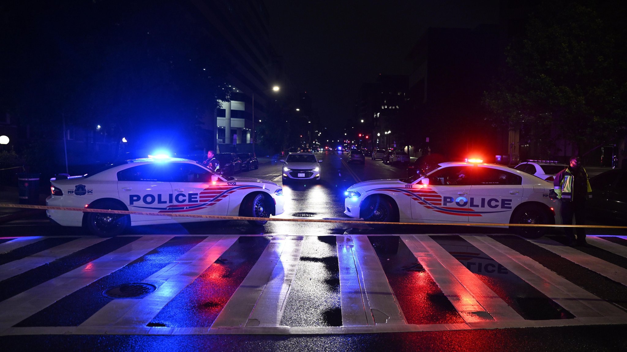 22.05.2025, USA, Washington: Die Strafverfolgungsbehörden arbeiten am Tatort, nachdem zwei Mitarbeiter der israelischen Botschaft in Washington vor dem Capital Jewish Museum getötet wurden.