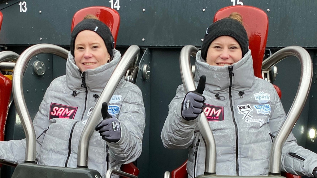 Die Zwillinge Julia und Stephanie im Fahrgeschäft Freefall im Bayernpark