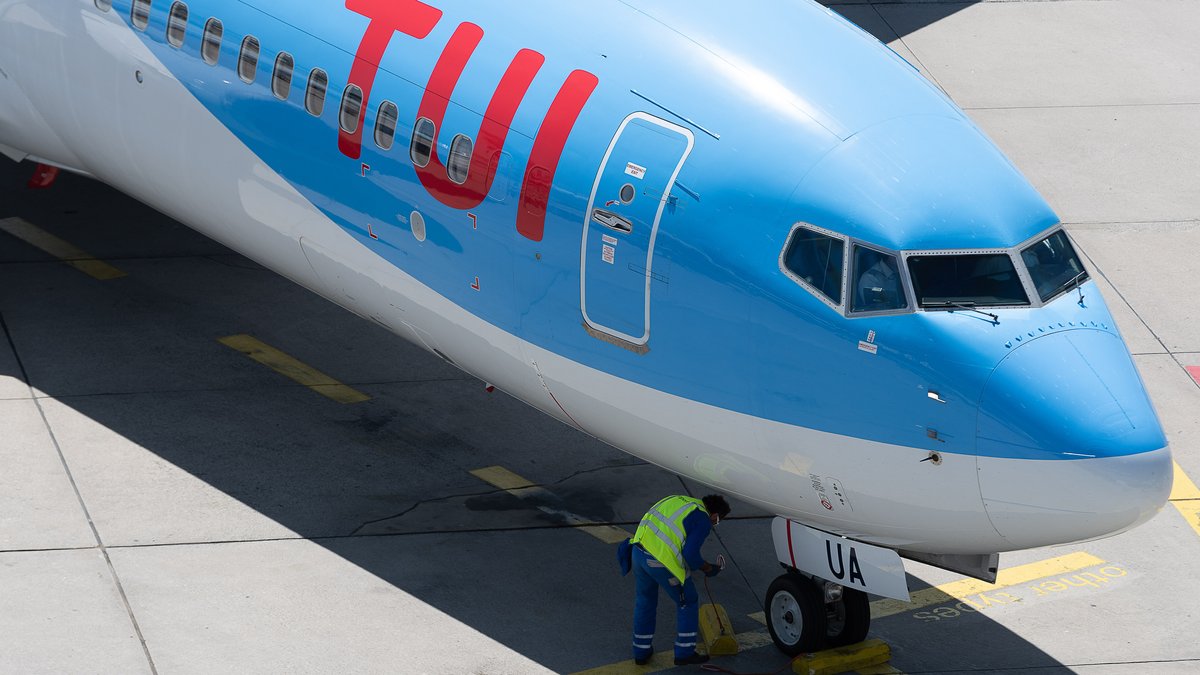 Ein Flugzeug mit "TUI-Aufschrift