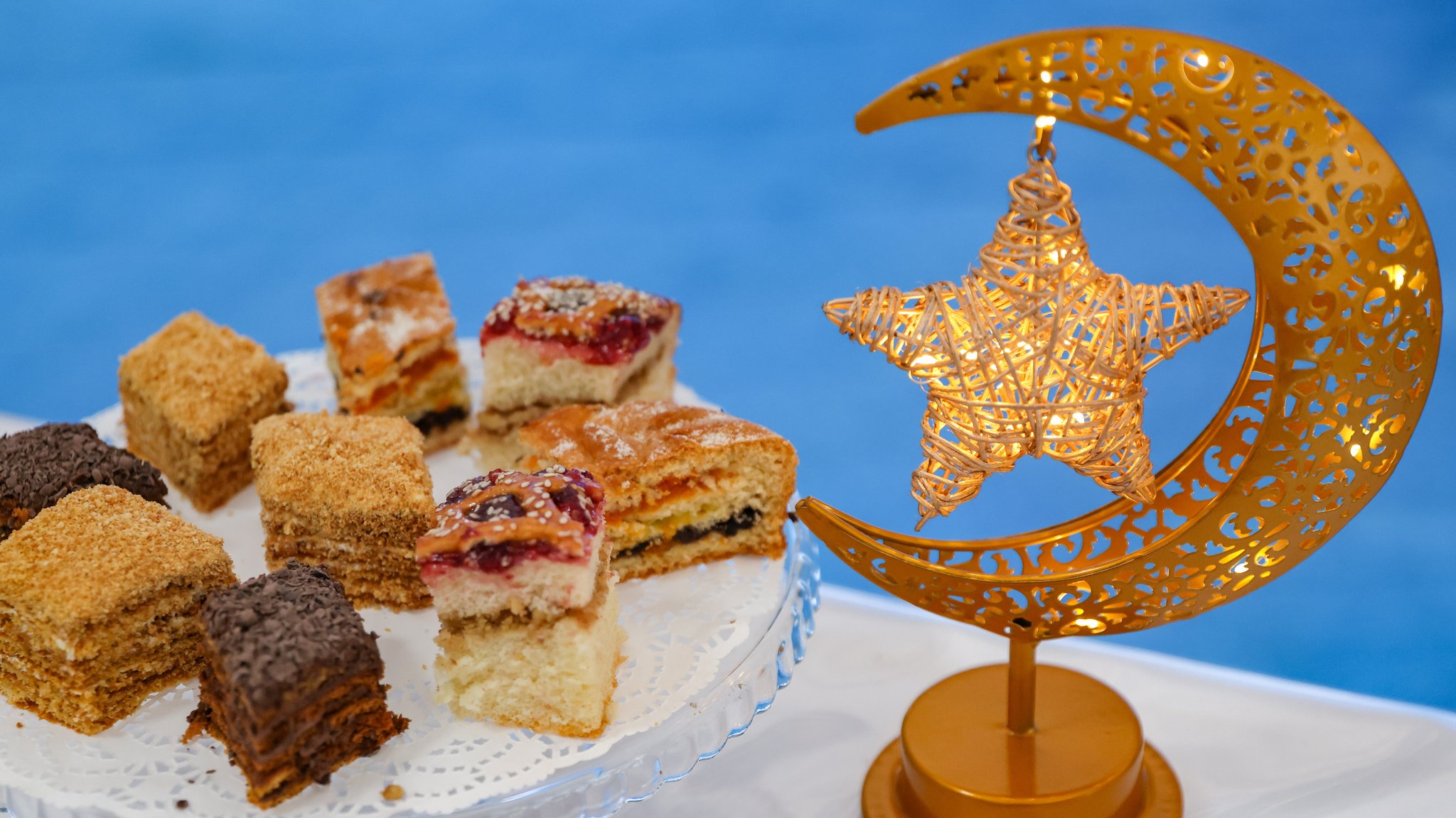 Kuchen auf einer Platte bei einem Iftar-Mahl