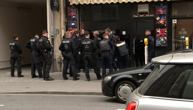 Gemeinsame Prüfaktion von Zoll und Polizei im Münchner Bahnhofsviertel | Bild: Bayerischer Rundfunk 2026 Gemeinsame Prüfaktion von Zoll und Polizei im Münchner Bahnhofsviertel