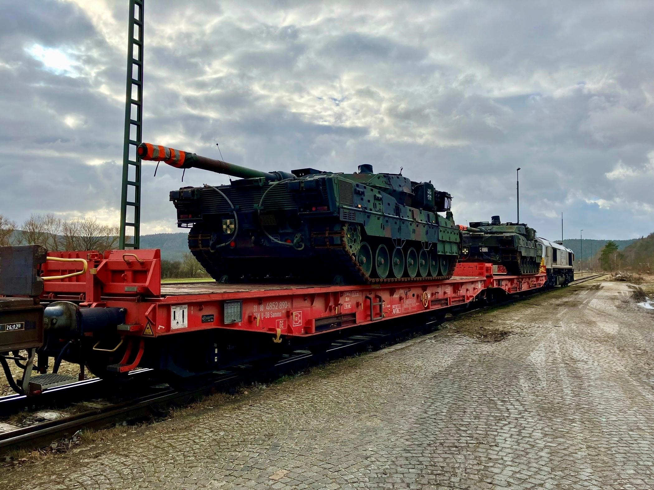 Ein Zug, auf dem Leopard-Kampfpanzer transportiert werden.