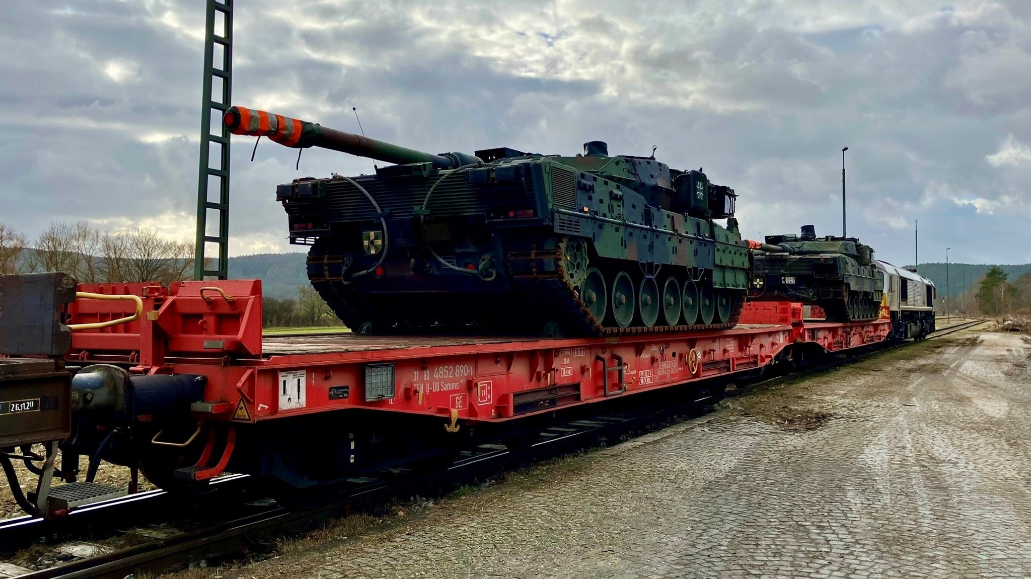 Ein Zug, auf dem Leopard-Kampfpanzer transportiert werden.