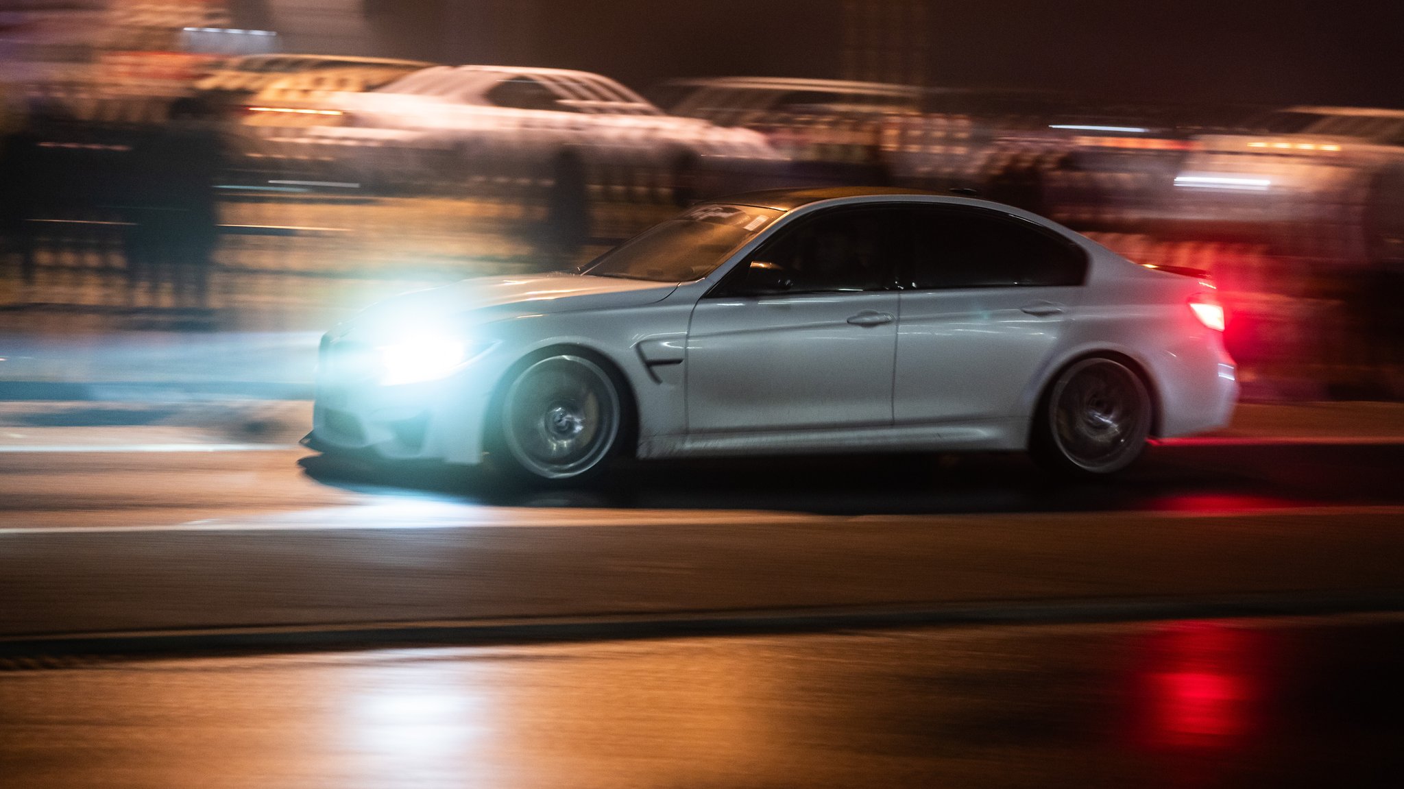 Silbernes Tuning-Auto auf der Straße, Scheinwerfer leuchten, Bild leicht verschwommen. | Bild: pa/dpa | Silas Stein Silbernes Tuning-Auto auf der Straße, Scheinwerfer leuchten, Bild leicht verschwommen.