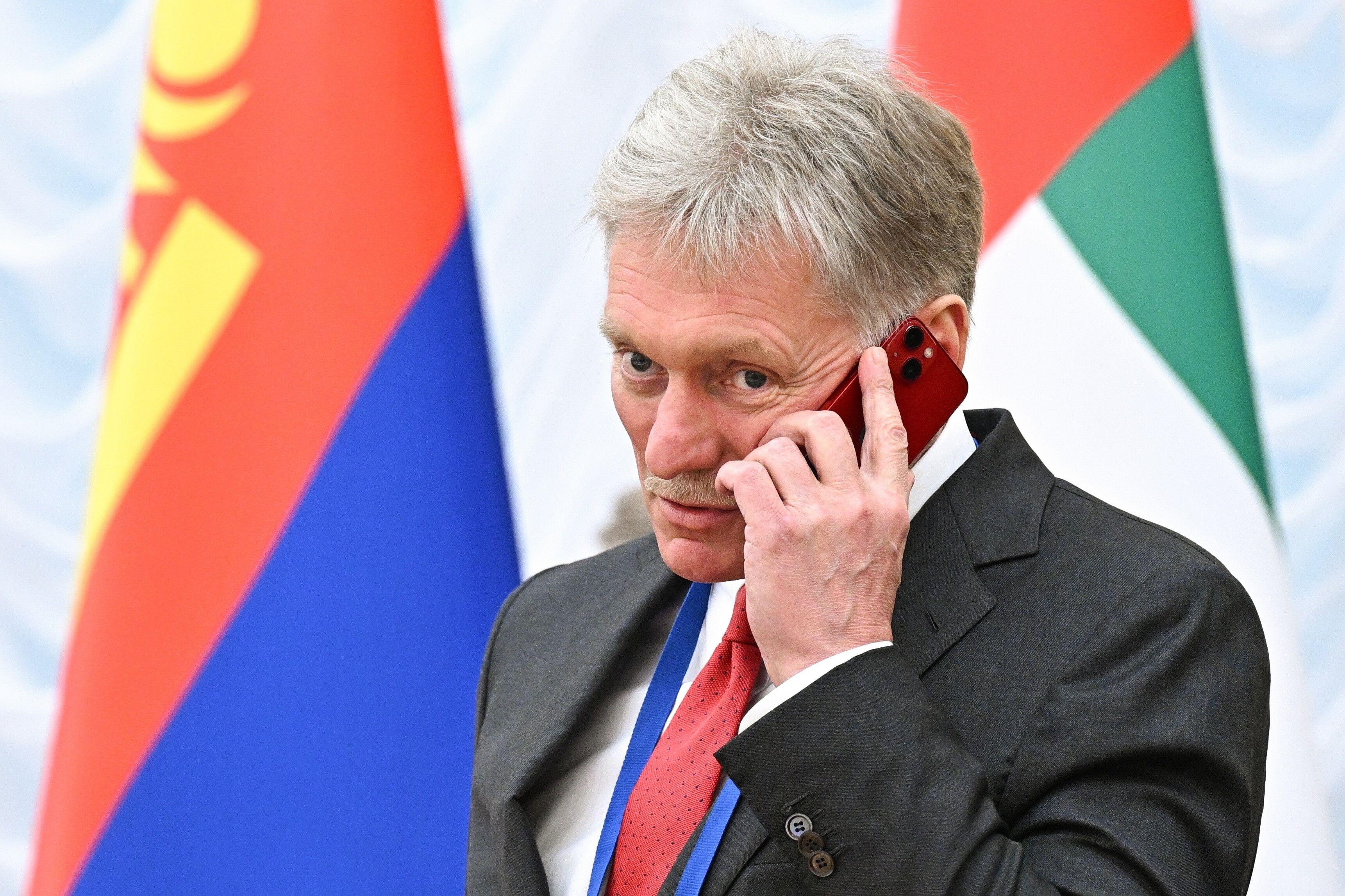 Der Kreml-Funktionär beim Telefonieren mit dem Handy