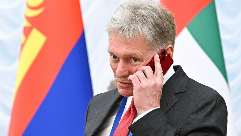 Der Kreml-Funktionär beim Telefonieren mit dem Handy | Bild: Sergei Bobylev/Picture Alliance Der Kreml-Funktionär beim Telefonieren mit dem Handy