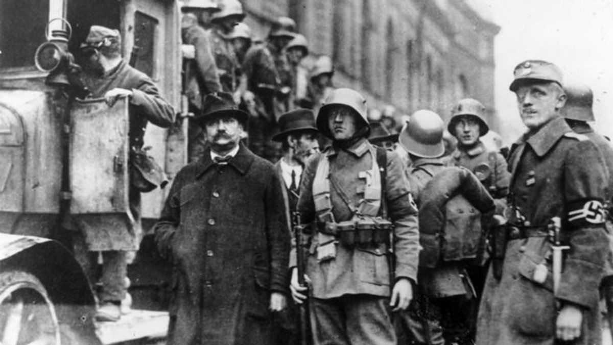 Rechtsextreme Putschisten verhaften am 9. November 1923 mehrere Münchner Stadträte.