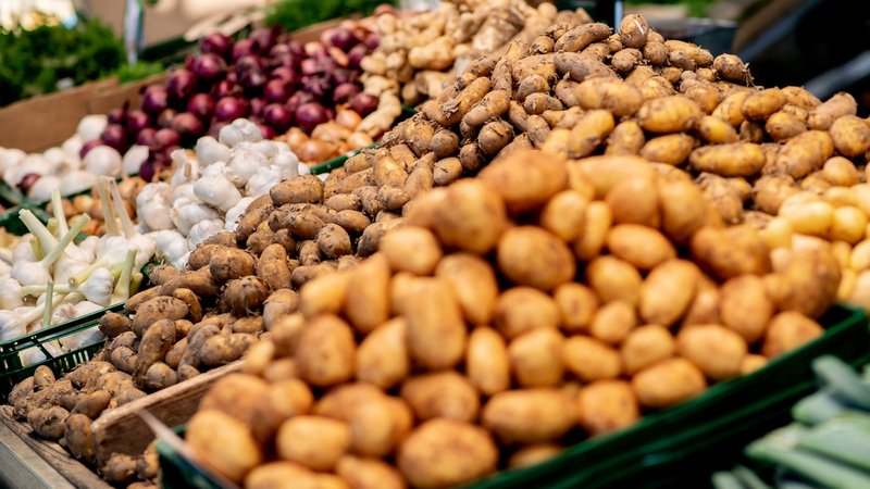 Kartoffeln auf dem Wochenmarkt | Bild: dpa-Bildfunk/Hauke-Christian Dittrich Kartoffeln auf dem Wochenmarkt