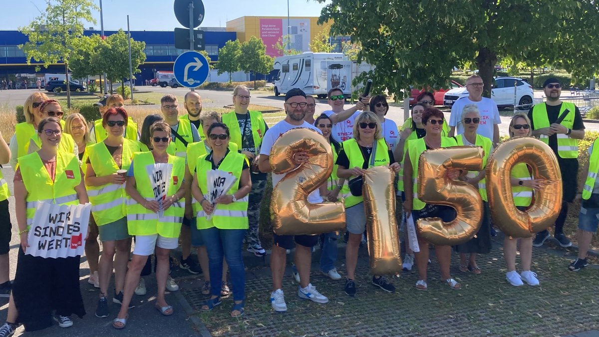 Streikende vor dem Ikea-Möbelhaus in Fürth fordern mit Ballons 2,50 Euro mehr Lohn in der Stunde.