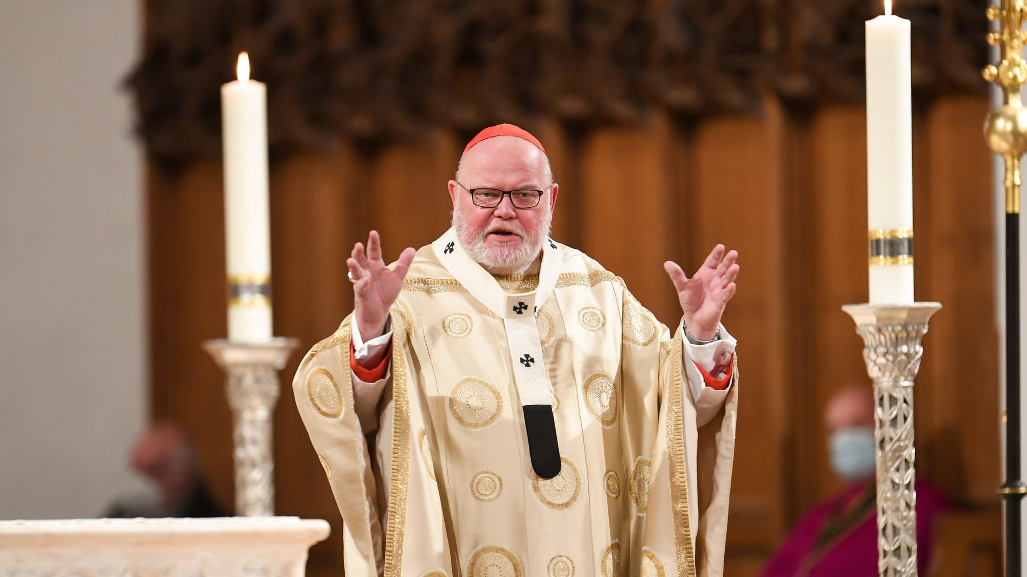 Kardinal Marx bei der Weihnachtspredigt im Münchner Liebfrauendom zwischen zwei Kerzen