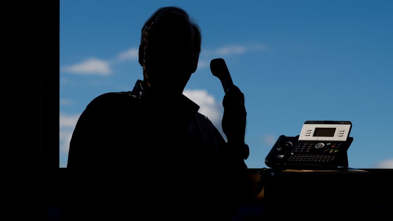 Betrüger haben mittels eines Schockanrufs bei einem Kind 100.000 Euro erbeutet (Symbolbild) | Bild: dpa-Bildfunk/Julian Stratenschulte Betrüger haben mittels eines Schockanrufs bei einem Kind 100.000 Euro erbeutet (Symbolbild)