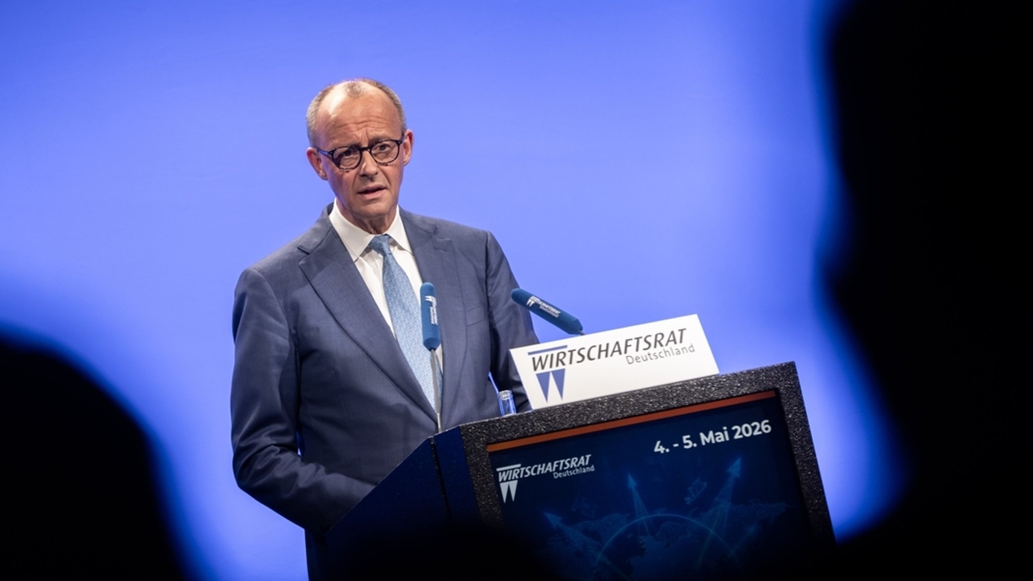 Die Bundesregierung hat erneut den Iran aufgefordert, an den Verhandlungstisch zurückzukehren. Kanzler Merz sagte, der Iran müsse "aufhören, auf Zeit zu spielen". Er forderte zudem ein dauerhaftes Ende des iranischen Atomprogramms.
