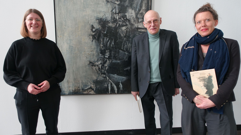 Die Ausstellungsmacher vor Hans Platscheks Bild "Höllensturz" (1962): Julia Weimar von der Kunsthalle Schweinfurt und die beiden KuratorInnen Claus Mewes und Selima Niggl (vlnr) | Bild: Wolfram Hanke / BR Die Ausstellungsmacher vor Hans Platscheks Bild "Höllensturz" (1962): Julia Weimar von der Kunsthalle Schweinfurt und die beiden KuratorInnen Claus Mewes und Selima Niggl (vlnr)