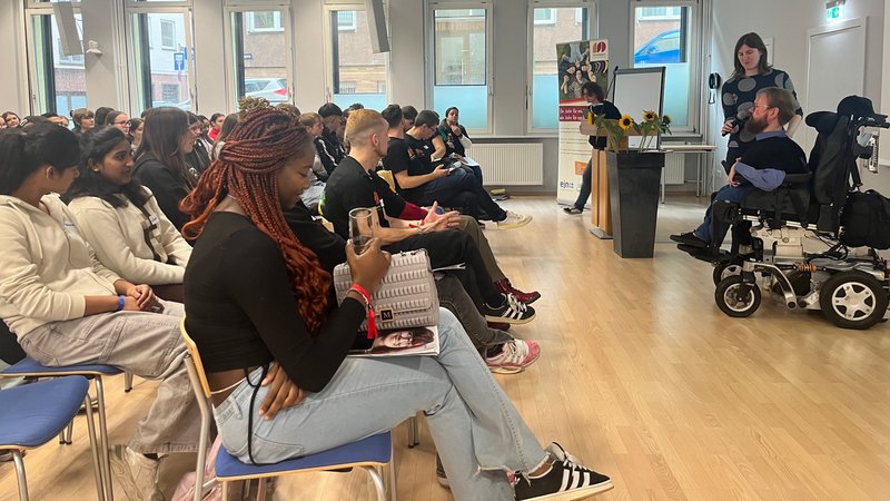 Im Haus Eckstein in Nürnberg sitzen junge Menschen in einem Raum. | Bild: BR/Annalena Sippl Im Haus Eckstein in Nürnberg sitzen junge Menschen in einem Raum.