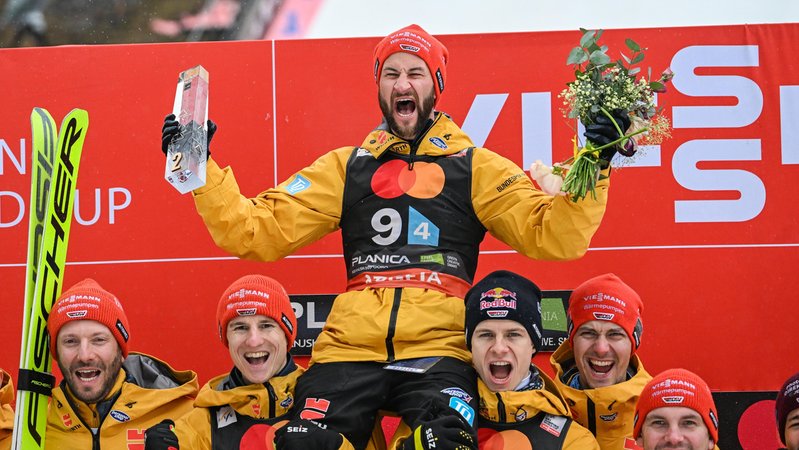 Markus Eisenbichler lässt sich in Planica feiern | Bild: picture-alliance/dpa Markus Eisenbichler lässt sich in Planica feiern