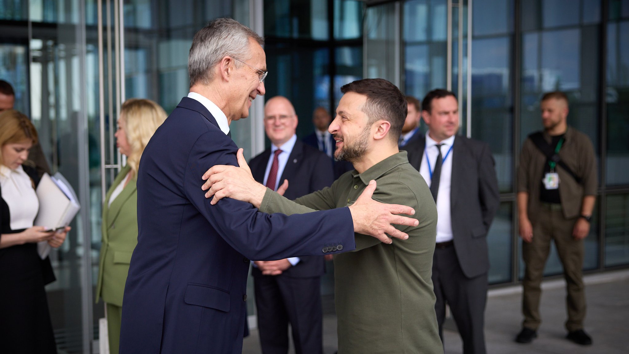 Der ukrainische Präsident Wolodymyr Selenskyj mit Nato-Generalsekretär Jens Stoltenberg