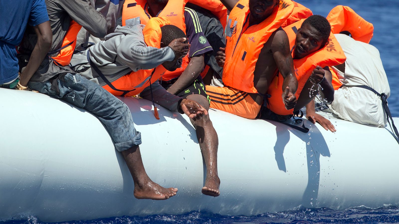 Le agenzie umanitarie soccorrono 110 barconi migranti dal Mar Mediterraneo
