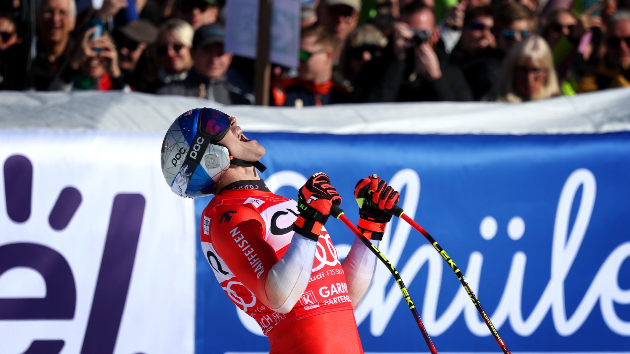 Marco Odermatt aus der Schweiz jubelt im Ziel.