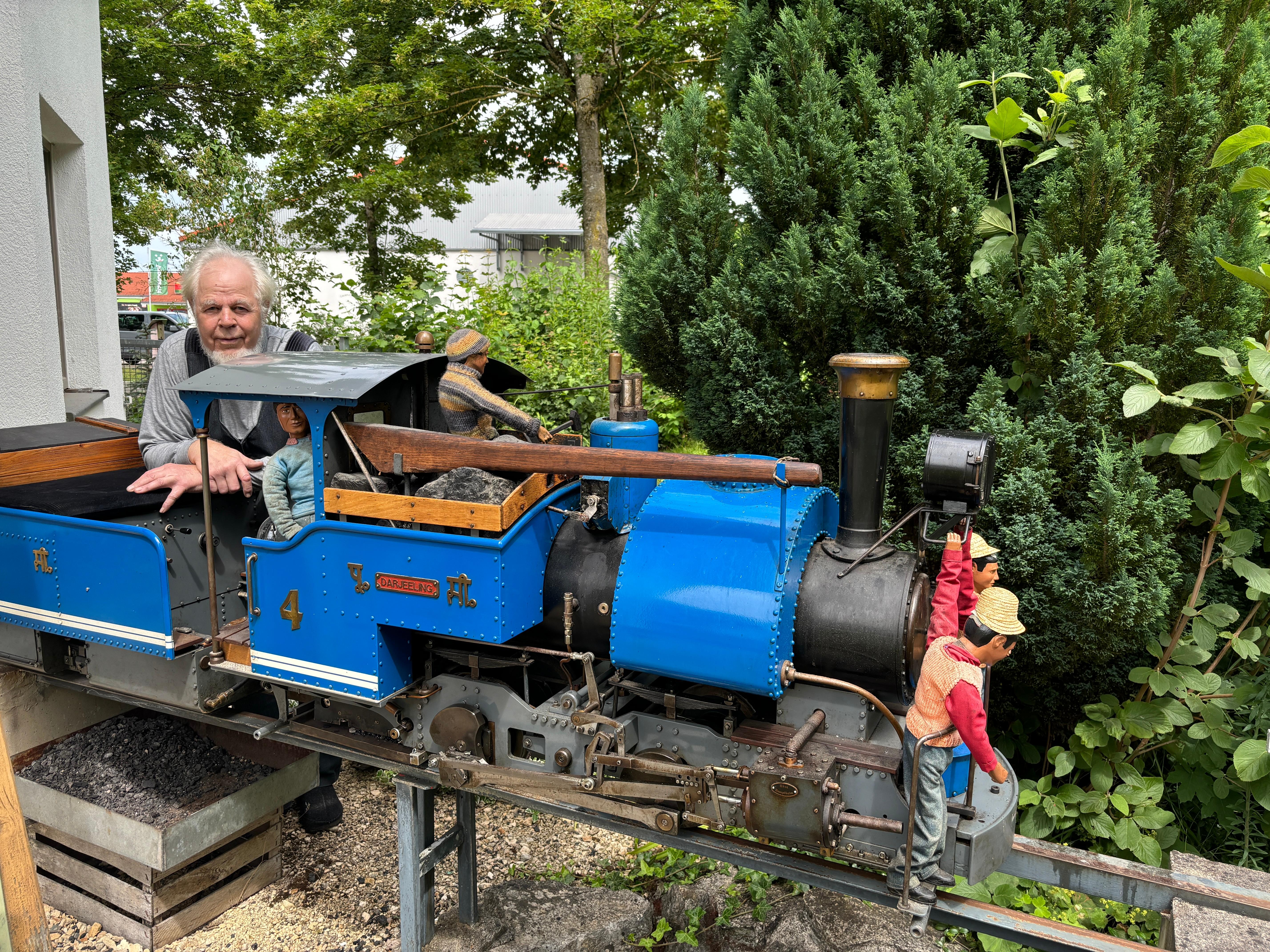 Rudolf Erteld im Garten mit einer seiner Garten-Loks.