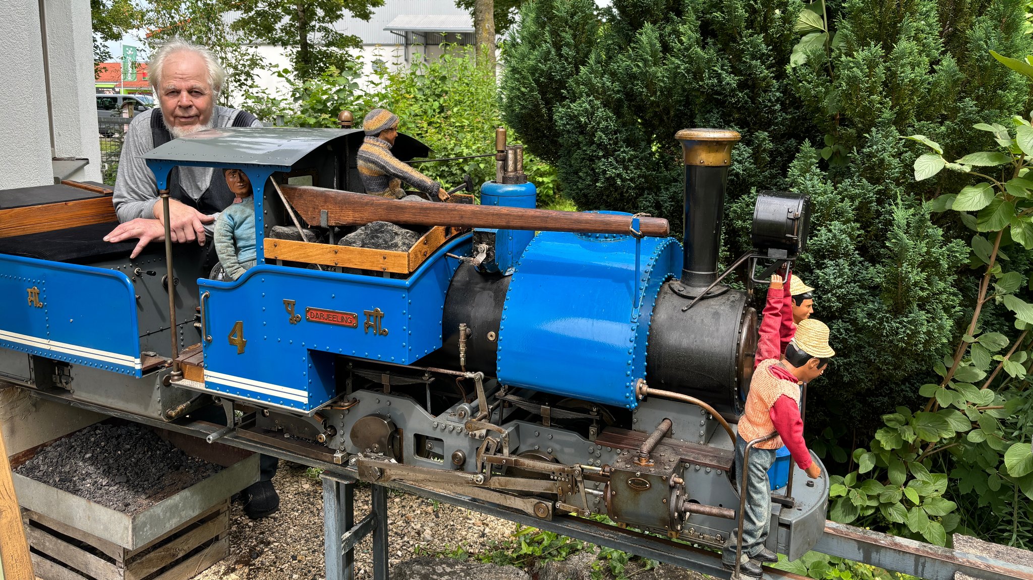 Rudolf Erteld im Garten mit einer seiner Garten-Loks.