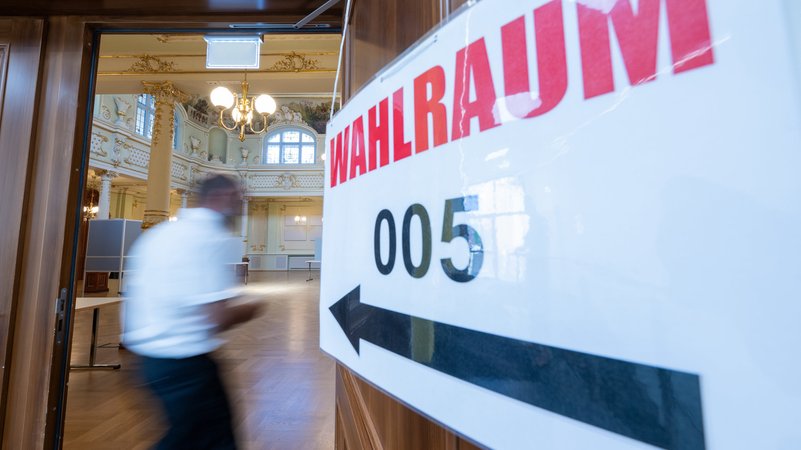 Thüringen und Sachsen wählen heute neue Landtage. | Bild: dpa-Bildfunk/Hendrik Schmidt Thüringen und Sachsen wählen heute neue Landtage.