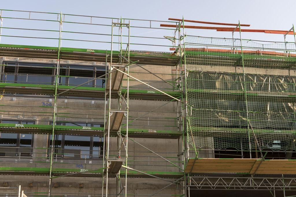 Hausbaufassade mit Baugerüst (Symbolbild)