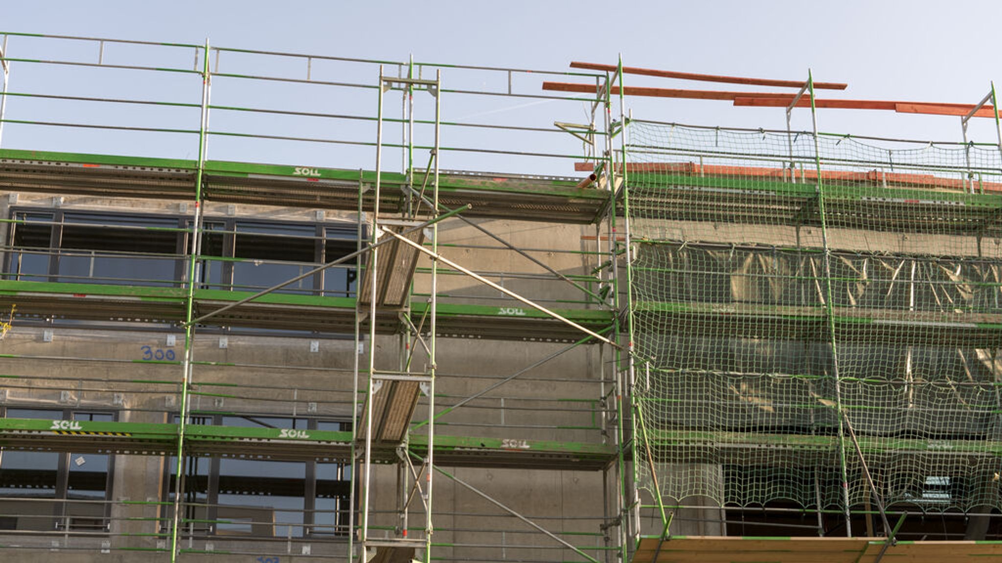 Hausbaufassade mit Baugerüst (Symbolbild)